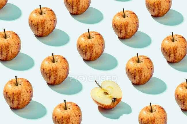 De arriba las manzanas maduras sabrosas rojas anaranjadas sobre la superficie blanca - foto de stock