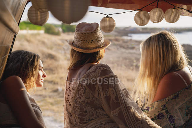 Frauen sitzen im Minivan am Strand, Rückansicht — Stockfoto