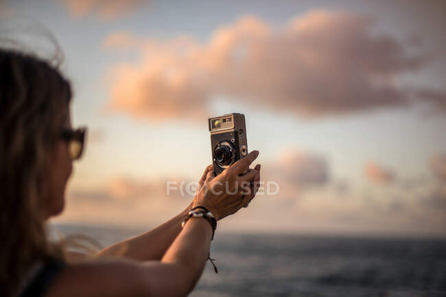Mulher capturando momento tirar foto na câmera — Fotografia de Stock