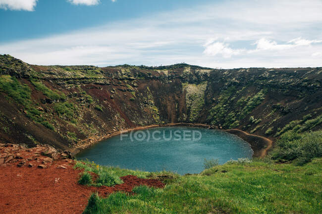 Erstaunliche Landschaft des türkisfarbenen Sees auf dem Grund des Berges in Island — Stockfoto
