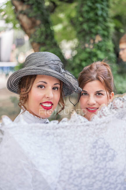 Senhoras à moda antiga falando no parque — Fotografia de Stock