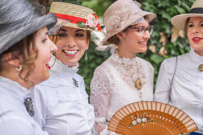 Вінтажні друзі-жінки розмовляють в саду — стокове фото