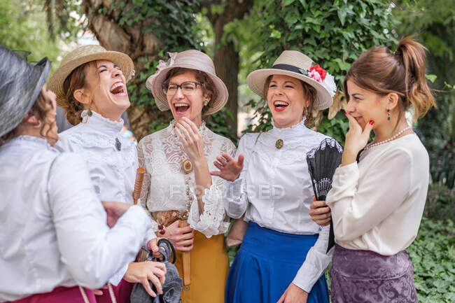 Vintage amigos do sexo feminino falando no jardim — Fotografia de Stock