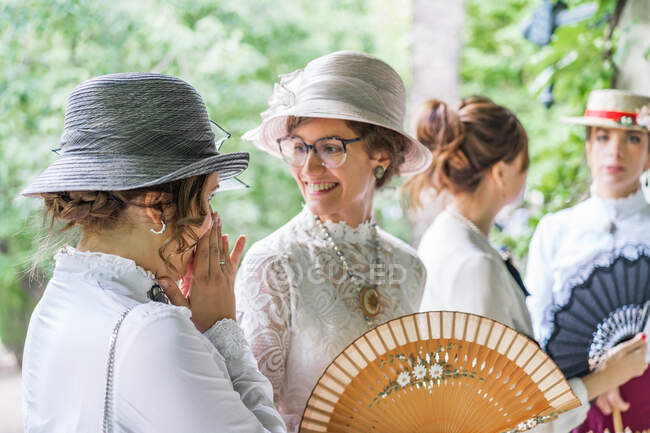 Вінтажні друзі-жінки розмовляють в саду — стокове фото