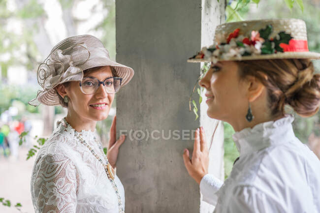 Vintage female friends speaking in garden — Stock Photo