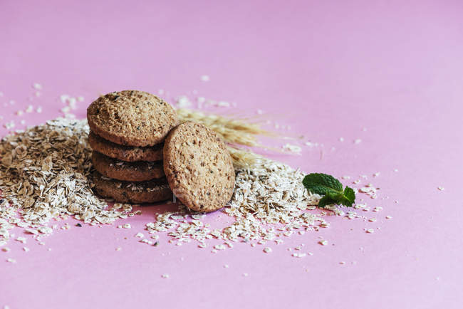 Primer plano de deliciosas galletas de avena sobre fondo rosa - foto de stock