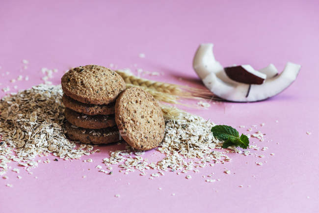 Close-up de deliciosos biscoitos de aveia no fundo rosa — Fotografia de Stock