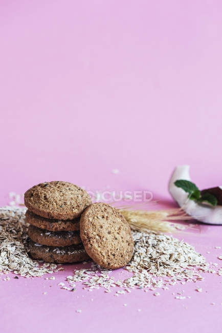 Крупним планом смачне вівсяне печиво на рожевому фоні — стокове фото