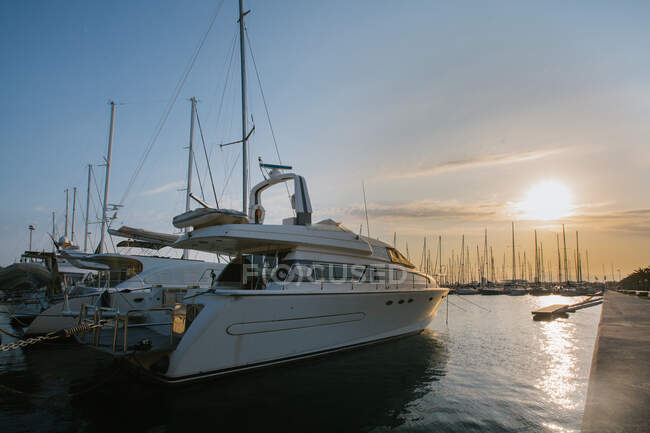 Weiße komfortable Boote, die in glänzendem Wasser in gleißender Sonne in Port Valencia, Spanien, festgemacht haben — Stockfoto