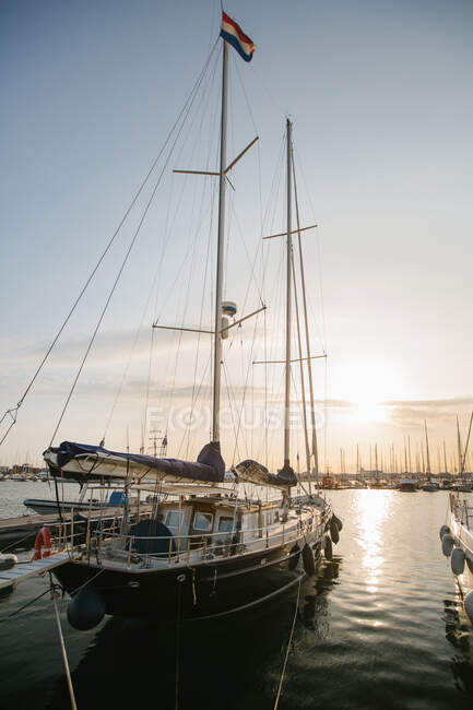 Iates requintados ancorados em água calma em dia brilhante em Port Valencia, Espanha — Fotografia de Stock