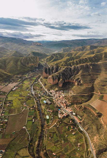 Luftaufnahme der Bergkette und Dorflandschaft in islallana, la rioja, Spanien — Stockfoto