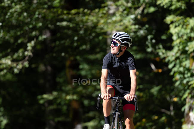 Ciclista professionista in sella alla bici nel parco — Foto stock