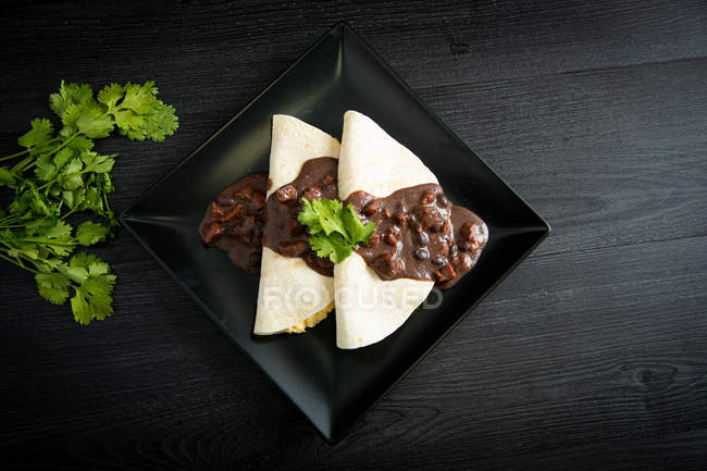 Œufs Veracruz enveloppés dans des tortillas décorées de sauce — Photo de stock