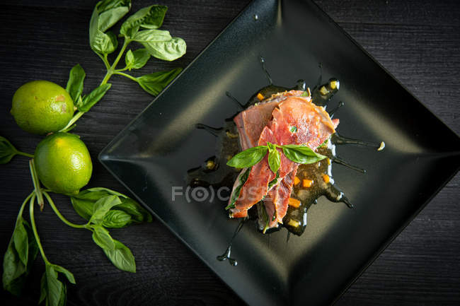 Bluefin tuna with basil, ham and chicken demi-glace — Stock Photo
