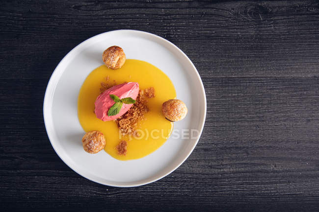 Raspberry ice cream with curable orange, chocolate and puff pastries — Stock Photo
