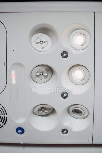 Compartimento de teto de aeronave branca com botões diferentes — Fotografia de Stock