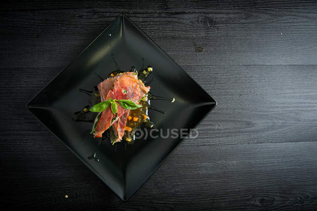 Bluefin tuna with basil ham and chicken demiglace — Stock Photo
