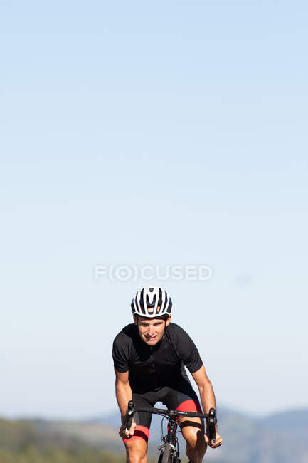 Ciclista profesional en bicicleta en el parque - foto de stock