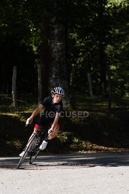 Bicicleta de equitação ciclista profissional no parque — Fotografia de Stock