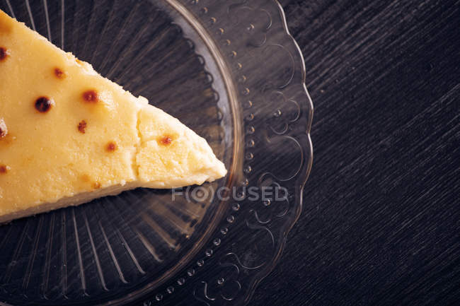 Gebackener Käsekuchen mit roter Marmelade im Glasteller — Stockfoto