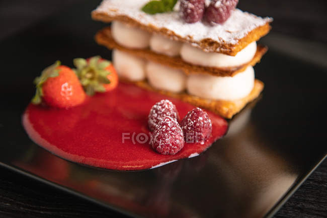 Creme de diflomato e strudel de frutas vermelhas em placa preta elegante — Fotografia de Stock