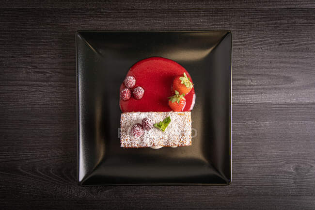 Beau dessert Berry sur la table — Photo de stock