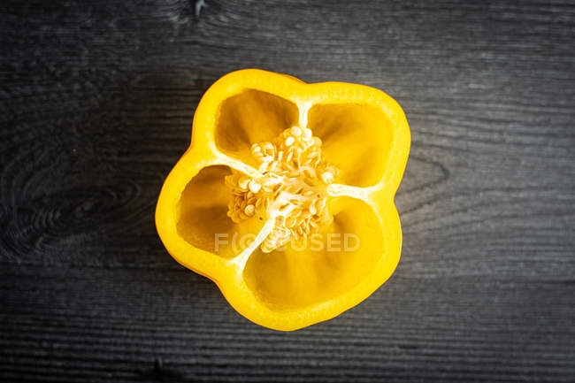 Du haut appétissant poivron jaune frais tranché sur la surface grise — Photo de stock