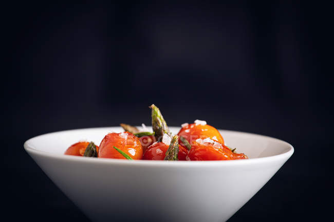 Pomodori ciliegini freschi saltati con asparagi verdi e rosmarino — Foto stock