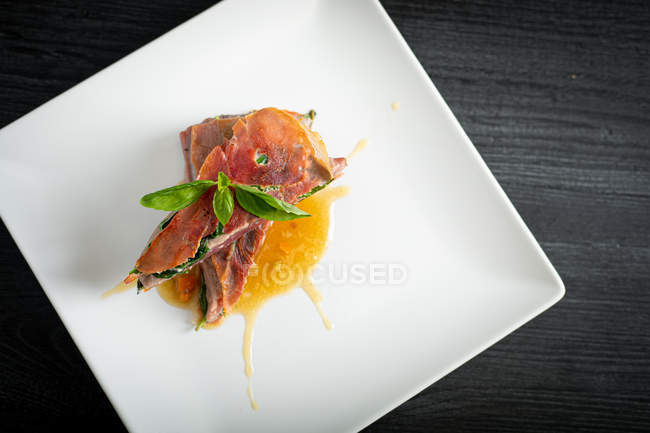 Atum rabilho com presunto de manjericão e demiglace de frango — Fotografia de Stock