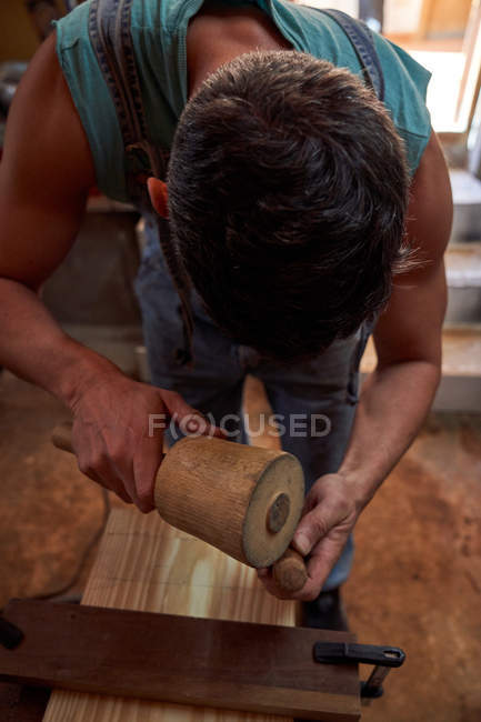 Heimwerker mit Tischlerwerkzeug bei der Arbeit in der Werkstatt und bei der Verarbeitung von Holzplanken — Stockfoto