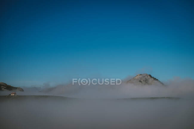 Maravillosa vista del cielo azul por encima de nubes gruesas blancas en el valle de la montaña - foto de stock
