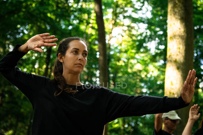Сосредоточенная женщина во время обучения боевым искусствам — стоковое фото