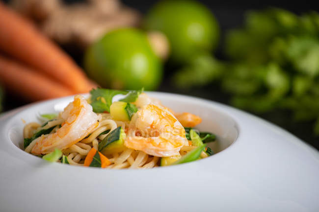 Tasty Pad Thai of vegetables and crewns in white plate — стоковое фото