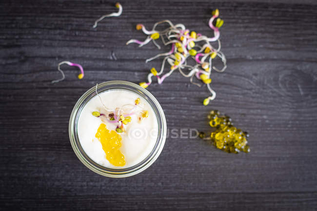 Мус з козячого сиру карамелізована цибуля та додаткова незаймана оливкова ікра — стокове фото