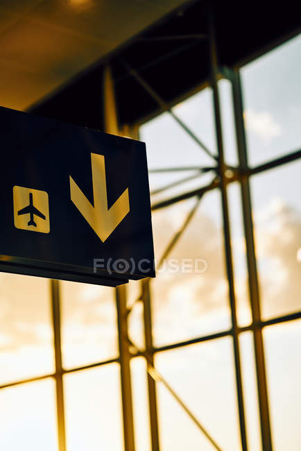 Black sign with yellow arrow pointing direction and airplane location in airport Texas — Stock Photo