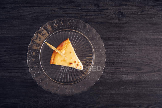 Bolo de queijo assado com geléia vermelha em placa de vidro — Fotografia de Stock