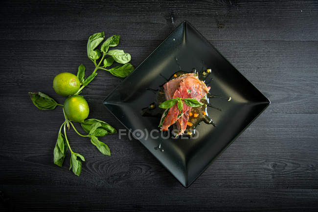 Bluefin tuna with basil ham and chicken demiglace — Stock Photo