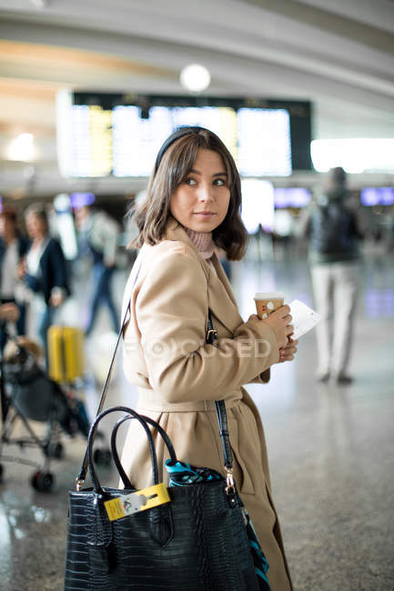 Жінка стоїть в аеропорту — стокове фото