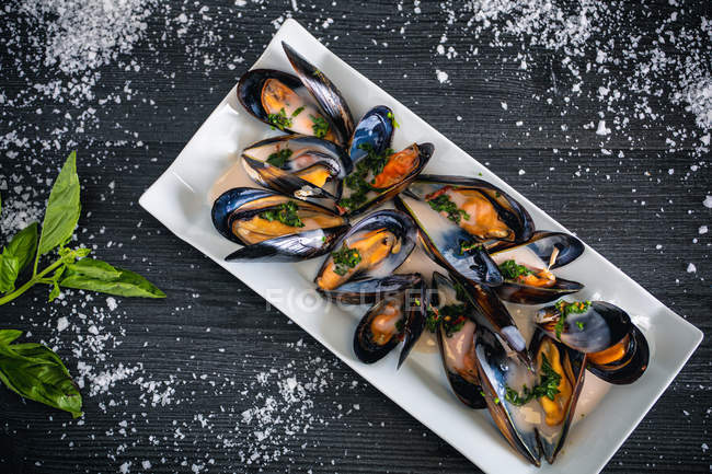 Steamed mussels with Thai sauce in white plate — Stock Photo