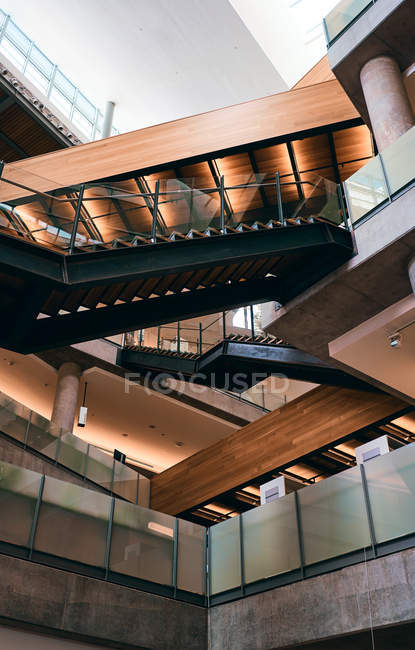 Desde abajo elegantes escaleras que se elevan en forma redonda en la biblioteca de Texas - foto de stock