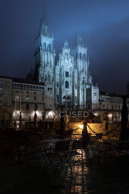 Собор Сантьяго-де-Компостела в туманній туманній ночі після дощу, Галісія, Іспанія.. — стокове фото