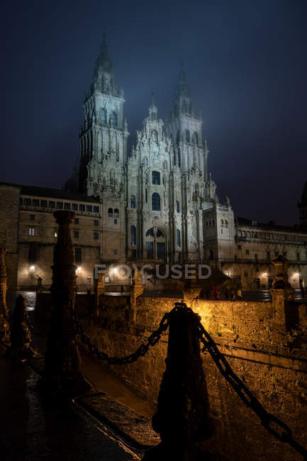 Santiago de compostela kathedrale bei nebeliger nacht nach regen, galicien, spanien. — Stockfoto