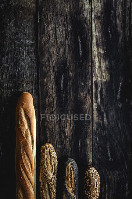 Plat pose de pain maison assortiment d'or sur fond de bois foncé — Photo de stock