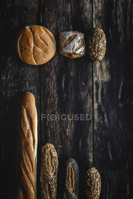 Piatto lay of Gold assortimento pane fatto in casa su sfondo di legno scuro — Foto stock
