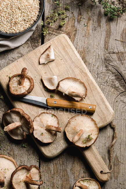 Montón de champiñones marrones frescos sobre mesa de madera rústica - foto de stock