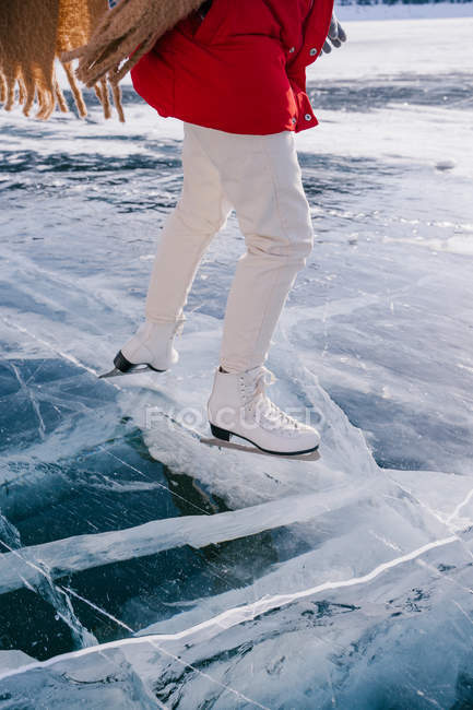 Imagen recortada de Mujer patinando en el río congelado - foto de stock