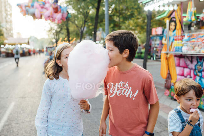 Bambini allegri godendo dolce candyfloss sulla strada — Foto stock