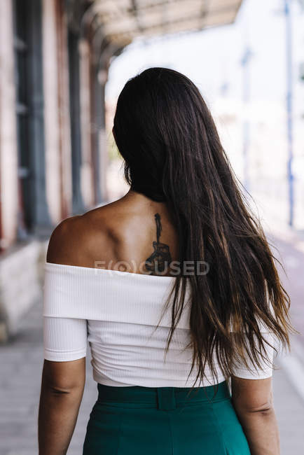 Visão traseira da jovem com cabelo comprido — Fotografia de Stock