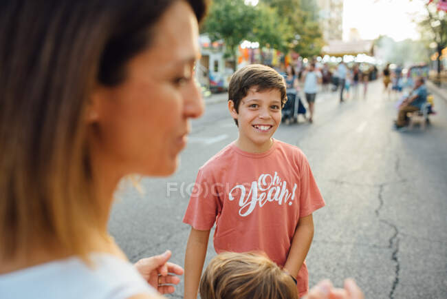Веселые дети наслаждаются сладкой нитью на улице — стоковое фото