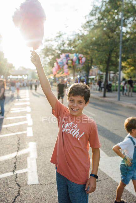Cheerful kids enjoying sweet candyfloss on street — Stock Photo